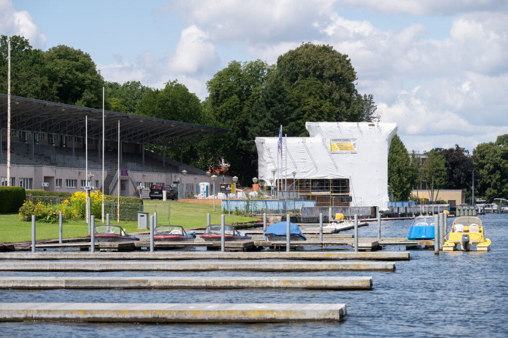 Zielturm Regattatribüne