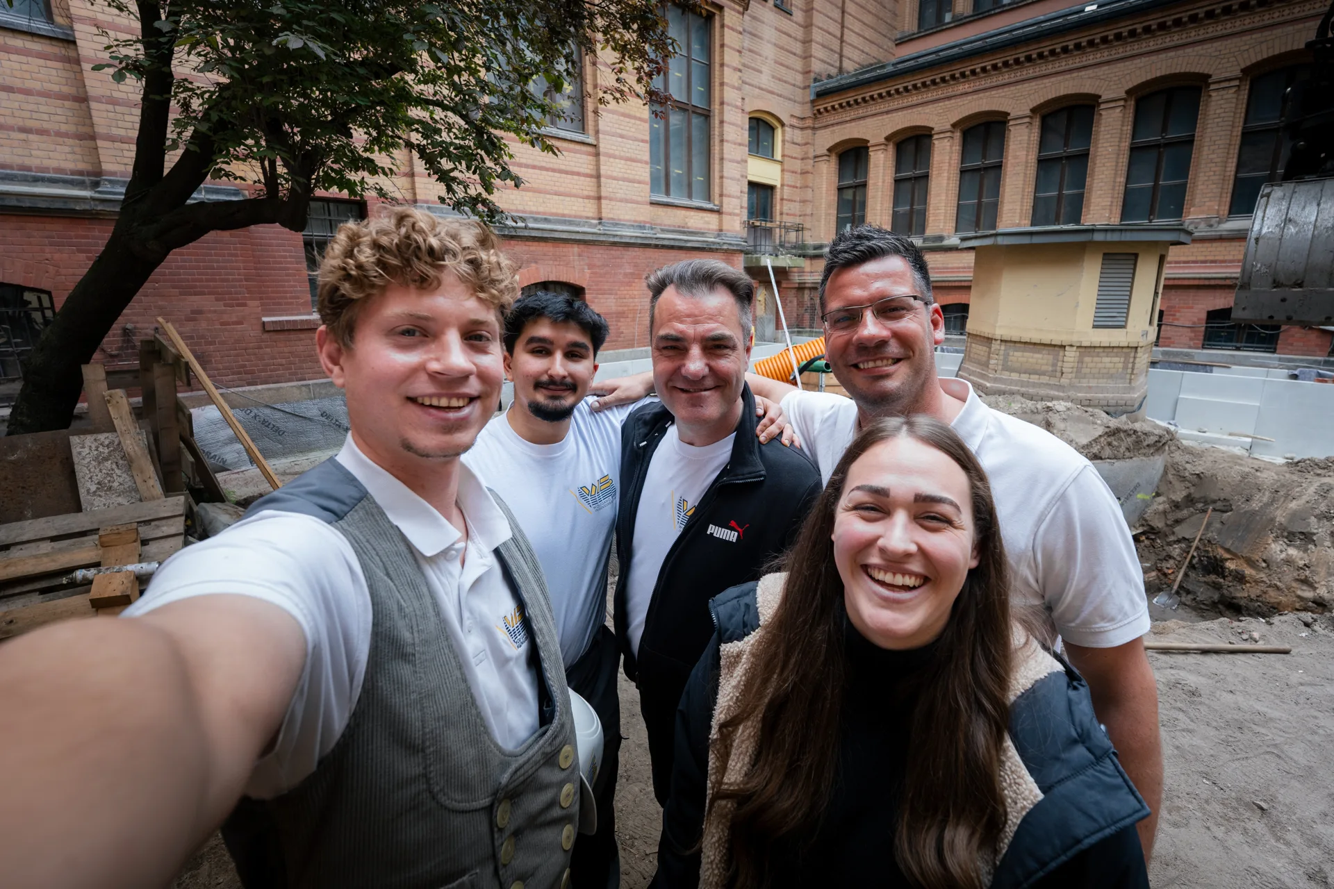 Team-Selfie-auf-der-Baustelle